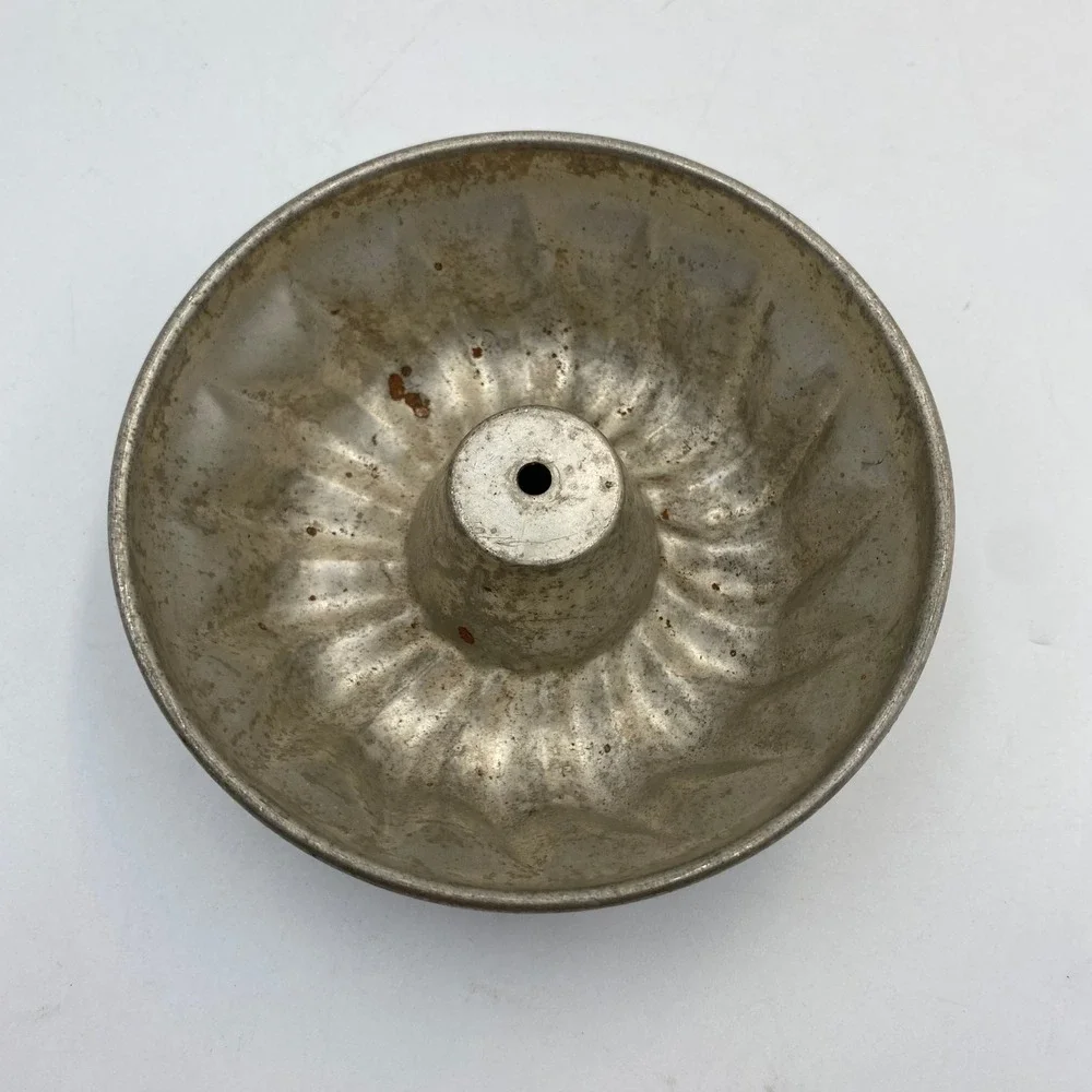 Vintage Mini Fluted Metal Gelatin Mold Bundt Cake Pan 4.5 Inch Silver Tin Swirl‎
